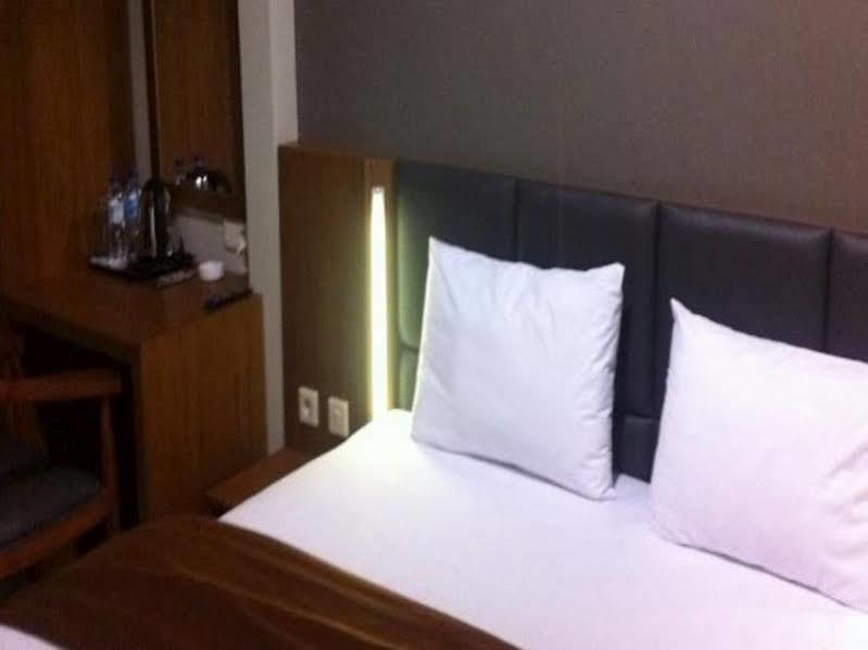 Votel Viure Hotel Jogjakarta Maguwo Luaran gambar